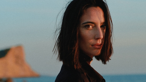 Photo of Amelie Lens with a seaside background