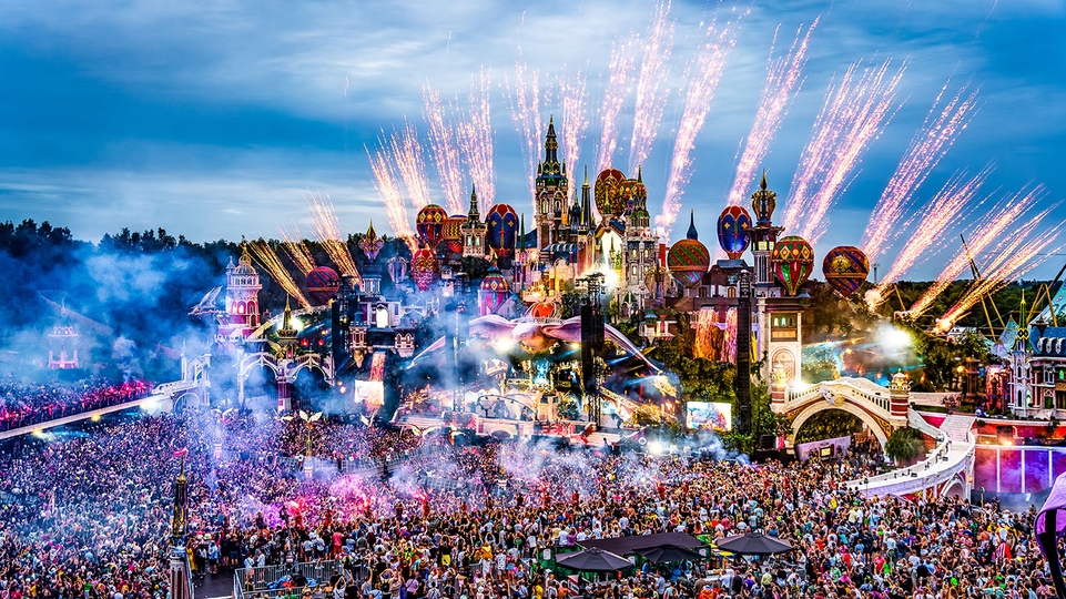 Photo of the Tomorrowland 2023 mainstage with fireworks